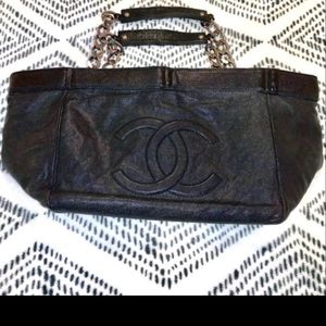 CHANEL caviar leather shoulder bag in very good preowned condition